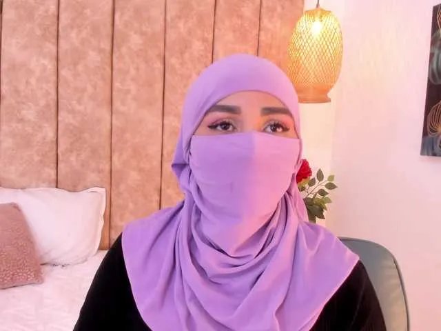 -Alisha — It ignites me a good talk that goes up little by little ... the accomplices looks, safety, mischievous humor and that energy that makes the skin stand without the need to touch.