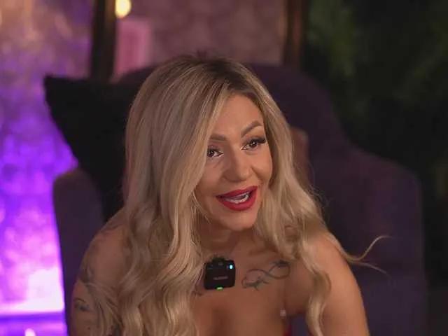 AlmaVelia on BongaCams 