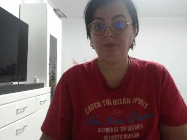 Offline Emyllywhite on BongaCams