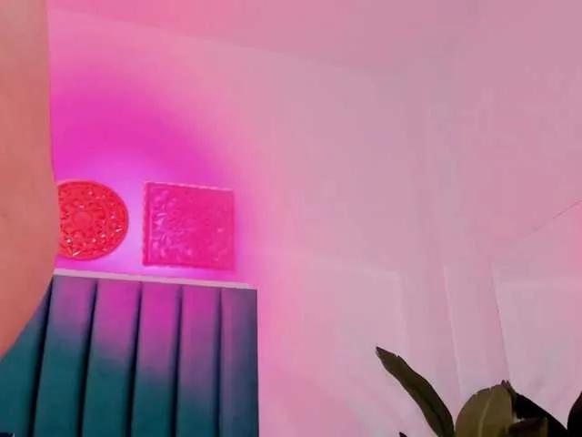 LadyFox69 — I love when a men help me and make me feel all my body hot, im a good girl in the sex but i love when my juice have off and can i help a good men whit all he milk and put all in my pretty face 