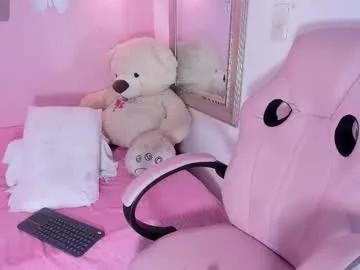 Freechat littlearii on Chaturbate