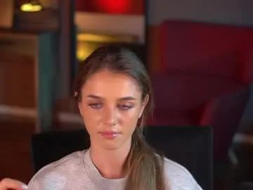 Away raisadoll on Chaturbate