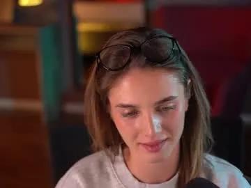 Away raisadoll on Chaturbate