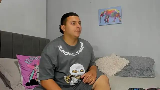 Freechat naughtyloverss on StripChat