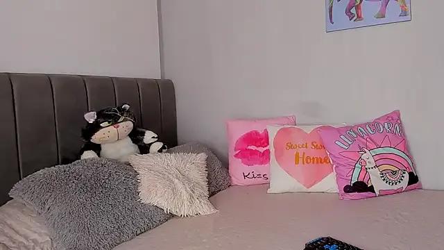 Freechat naughtyloverss on StripChat