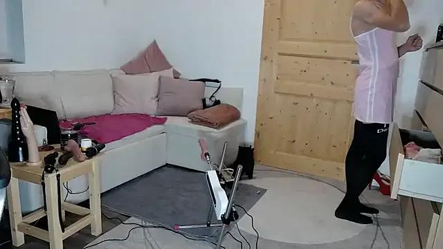 StripChat SexyCindyCD is Freechat SexyCindyCD — Big Dildo on the Sexmaschine