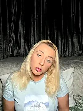 StripChat Strongqueen is Freechat Strongqueen — Flash boobs in public pub toilet