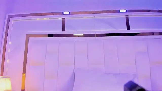 Freechat violet_sm on StripChat