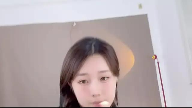 yiyi5588 on StripChat 